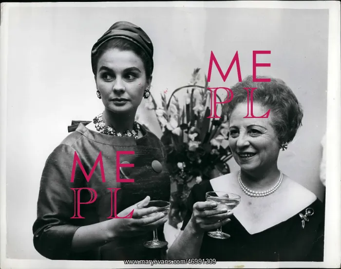 : Jean Simmons, American actress, opens student theatre : Jean Simmons, American actress, opens student theatre
