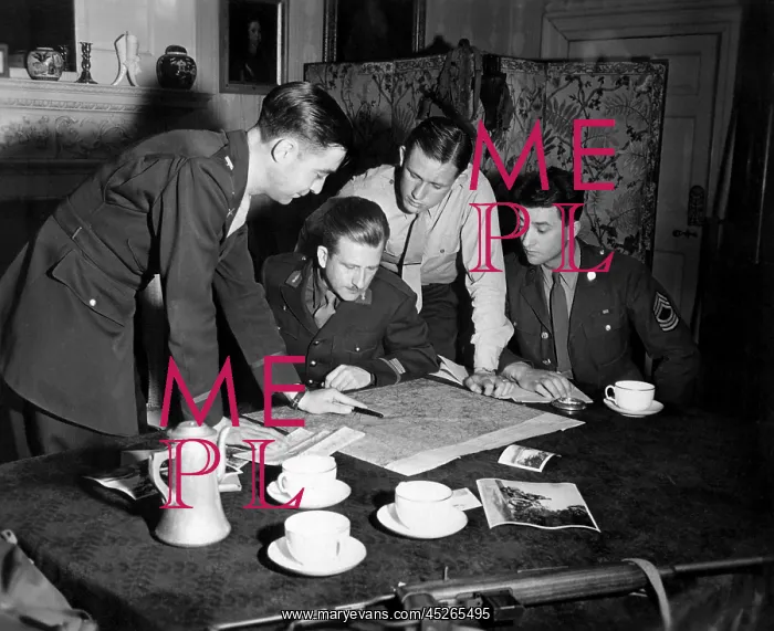 : Jedburghs get instructions from Briefing Officer : Jedburghs get instructions from Briefing Officer