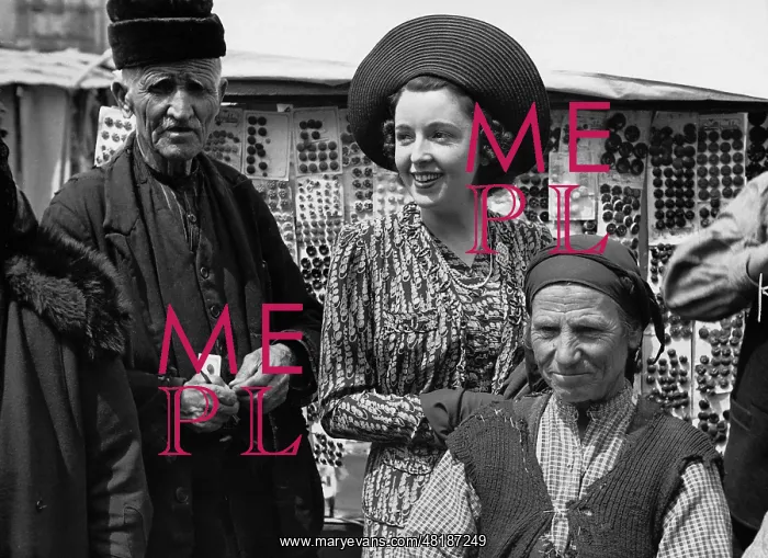 : Jenny Jugo at a market in Sofia, 1940 : Jenny Jugo at a market in Sofia, 1940