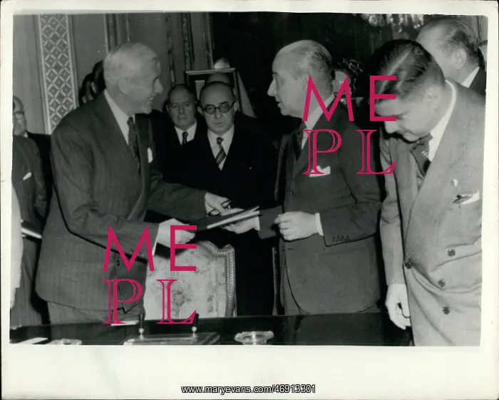 : Jeronimo Remorino, Sir Francis Evans, sign new treaty : Jeronimo Remorino, Sir Francis Evans, sign new treaty