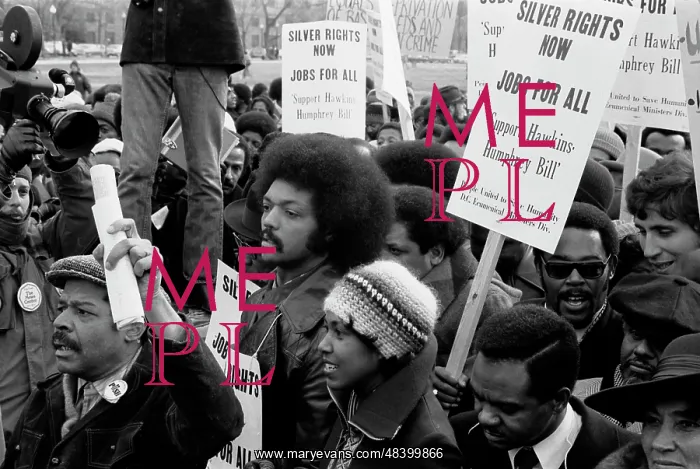: Jesse Jackson surrounded by marchers around : Jesse Jackson surrounded by marchers around