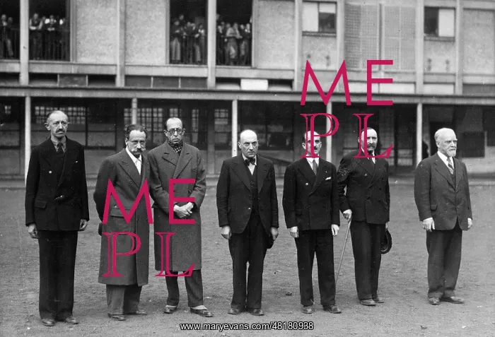 : Jewish Men in the Concentration Camp of Drancy : Jewish Men in the Concentration Camp of Drancy