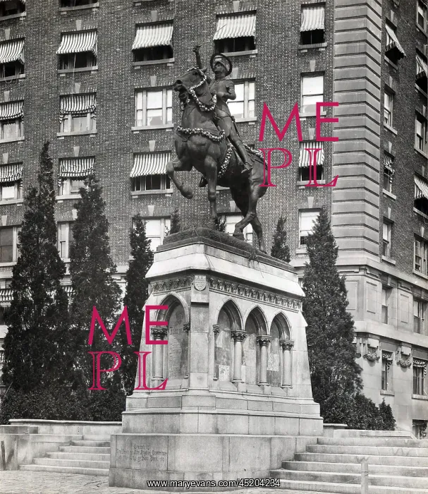 : Joan of Arc Statue, in armor with sword ? : Joan of Arc Statue, in armor with sword ?