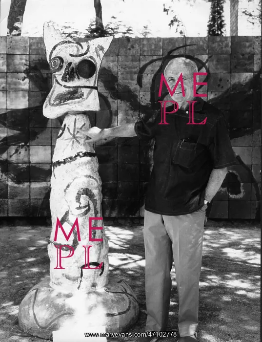 : Joan Miro with his sculpture, The Goddess of the Sea : Joan Miro with his sculpture, The Goddess of the Sea