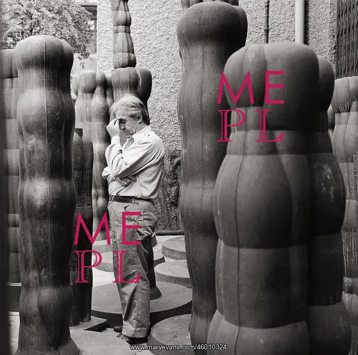 : Joannis Avramidis in-between his sculptures : Joannis Avramidis in-between his sculptures