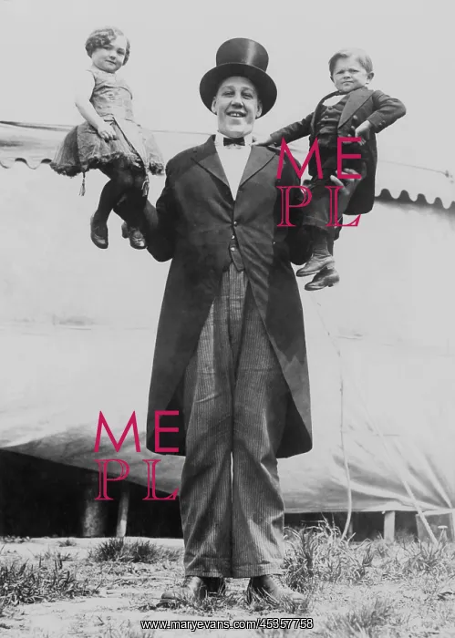 : Johan John Aasen holding a midget, in each hand : Johan John Aasen holding a midget, in each hand