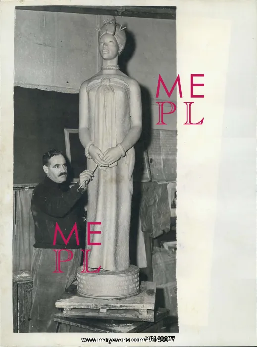 : John Danford, sculptor, working on statue for Benin, Nigeria : John Danford, sculptor, working on statue for Benin, Nigeria