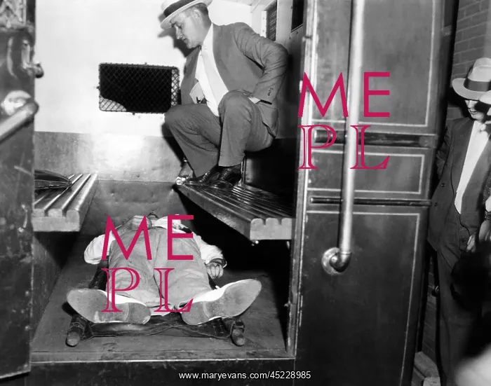 : John Dillinger, dead with toes up in a police ? : John Dillinger, dead with toes up in a police ?