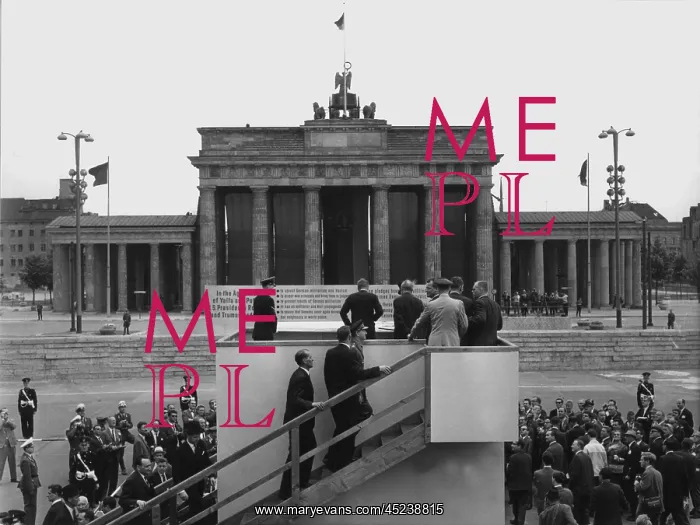 : John F. Kennedy visits Berlin Wall : John F. Kennedy visits Berlin Wall