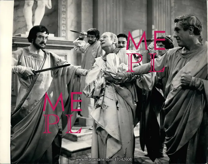 : John Gielgud as Julius Caesar, assassination scene : John Gielgud as Julius Caesar, assassination scene