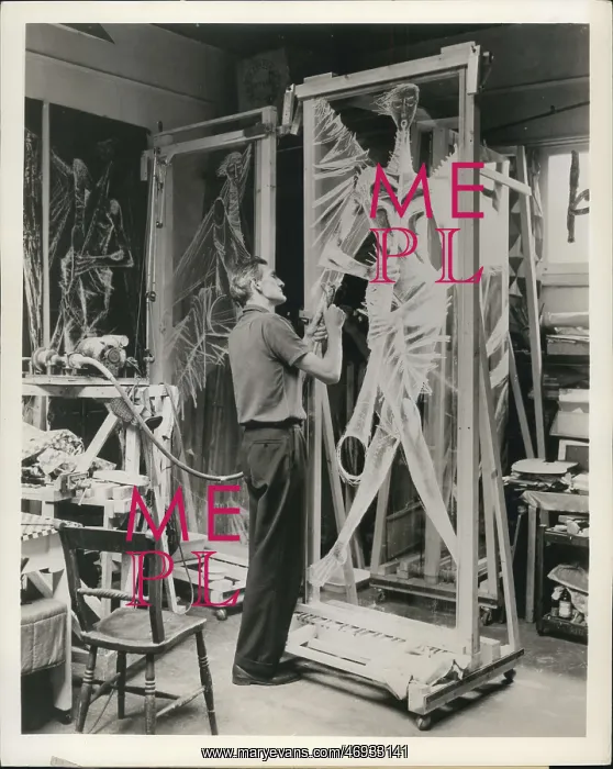 : John Hutton engraves glass panel for Coventry Cathedral : John Hutton engraves glass panel for Coventry Cathedral