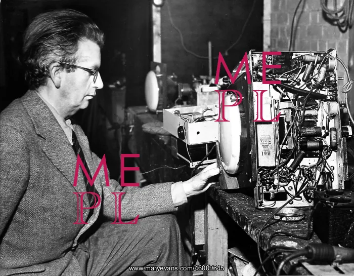 : John Logie Baird experimenting at home : John Logie Baird experimenting at home