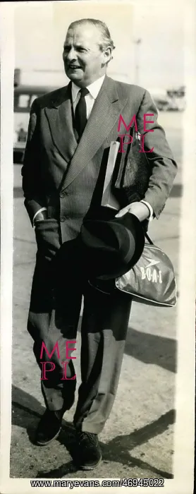 : John Selwyn Lloyd, Foreign Secretary, returns to London : John Selwyn Lloyd, Foreign Secretary, returns to London
