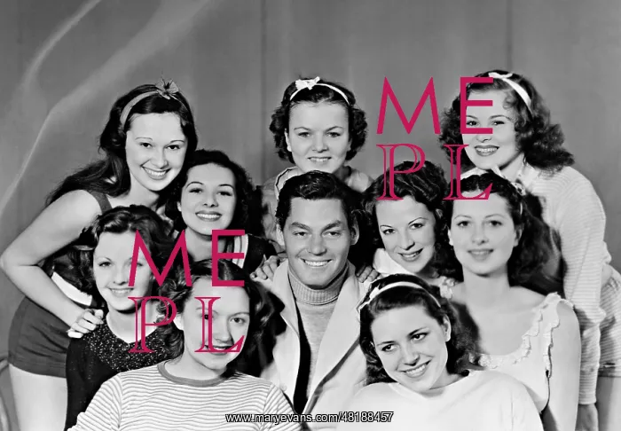 : Johnny Weissmuller with dancers, 1932 : Johnny Weissmuller with dancers, 1932