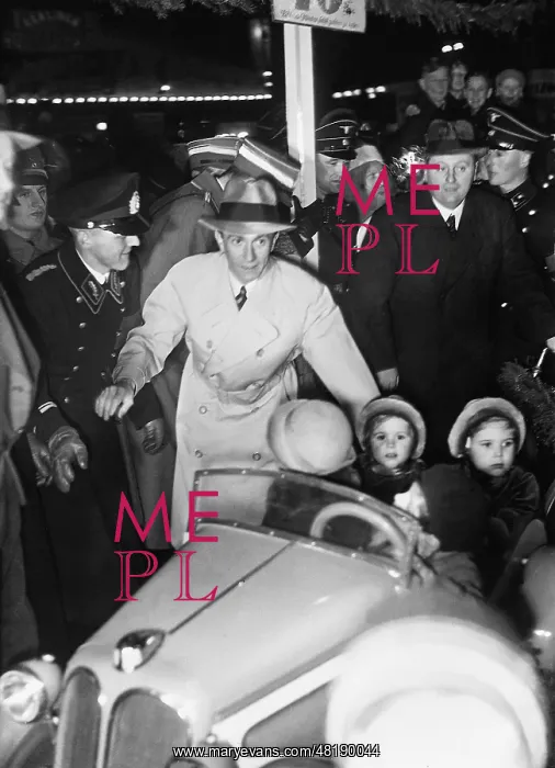 : Joseph Goebbels with the daughters Hilda and Helga, 1936 : Joseph Goebbels with the daughters Hilda and Helga, 1936