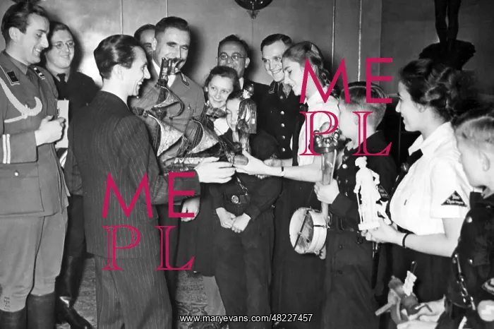 : Joseph Goebbels with a delegation of the Thuringian BDM : Joseph Goebbels with a delegation of the Thuringian BDM