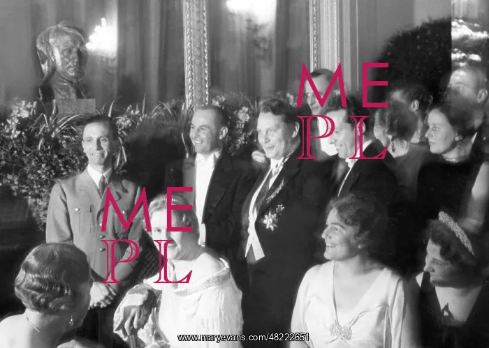 : Joseph Goebbels and Hermann Goering with artists in Berl : Joseph Goebbels and Hermann Goering with artists in Berl