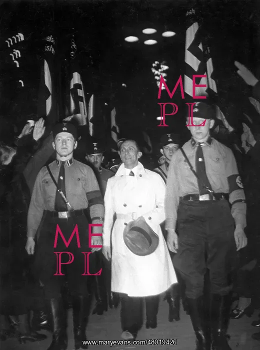 : Joseph Goebbels between SS guards, 1934 : Joseph Goebbels between SS guards, 1934