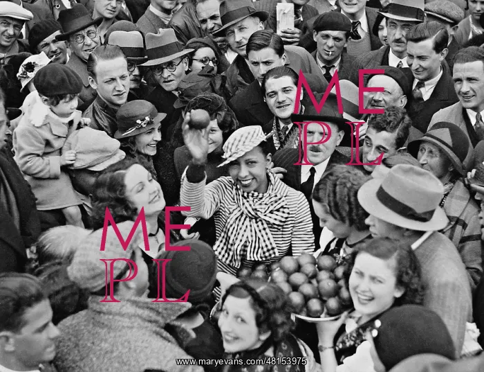 : Josephine Baker in a crowd, 1934 : Josephine Baker in a crowd, 1934
