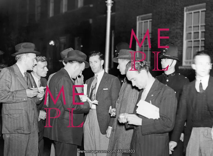 : Journalists in front of 10 Downing Street, 1938 : Journalists in front of 10 Downing Street, 1938
