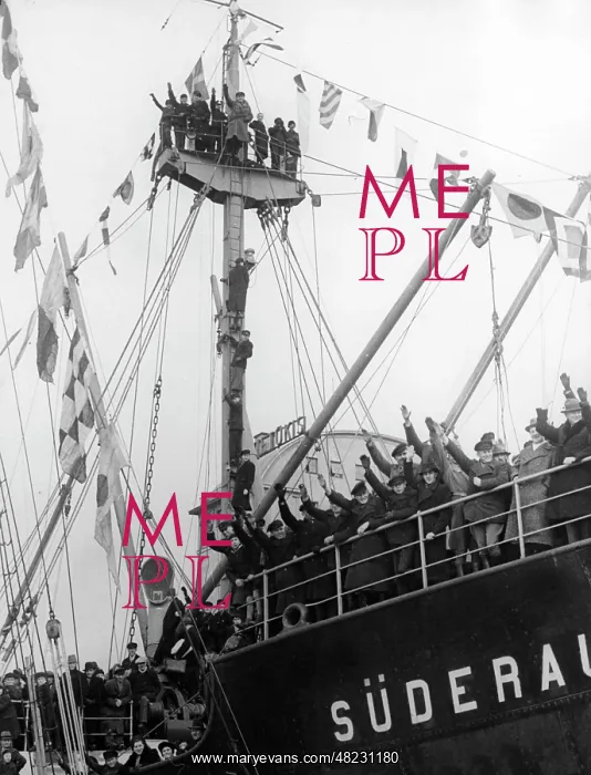 : Jubilation in Memel as the German troops march in, 1939 : Jubilation in Memel as the German troops march in, 1939