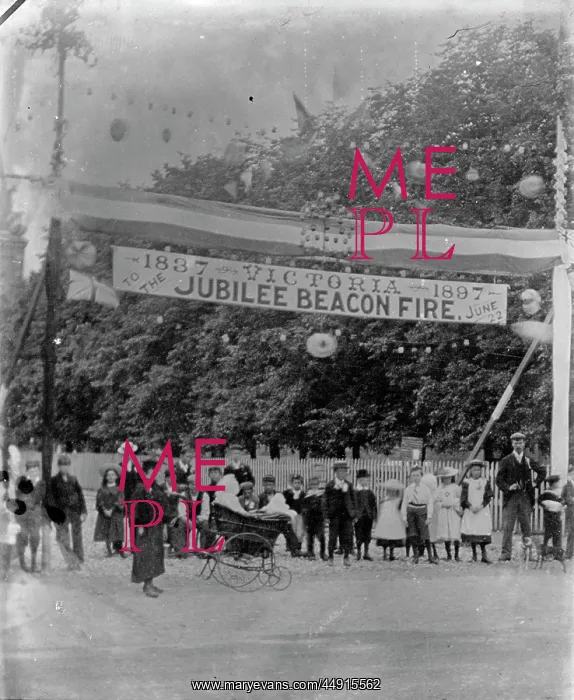 : Jubilee Bonfire Arch at Oaklands Road : Jubilee Bonfire Arch at Oaklands Road