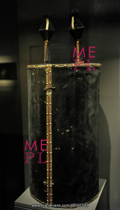 : Judaism. Velvet-covered Torah scroll case and finials. Georg : Judaism. Velvet-covered Torah scroll case and finials. Georg
