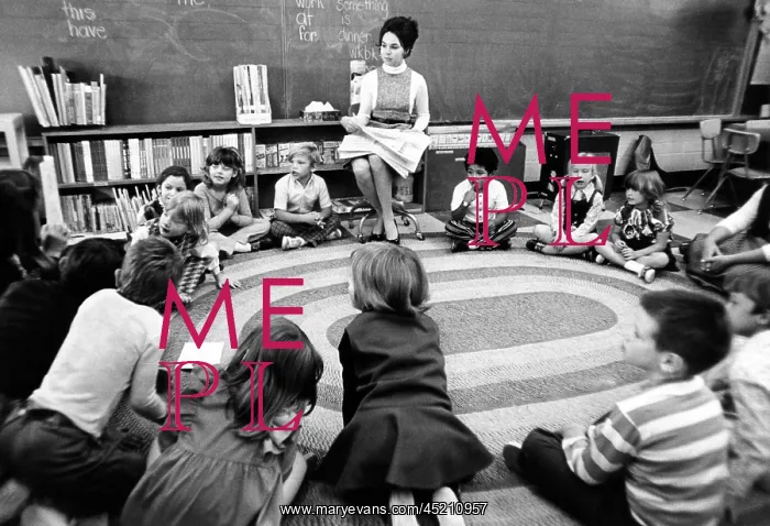 : Julie Nixon Eisenhower with first graders ? : Julie Nixon Eisenhower with first graders ?