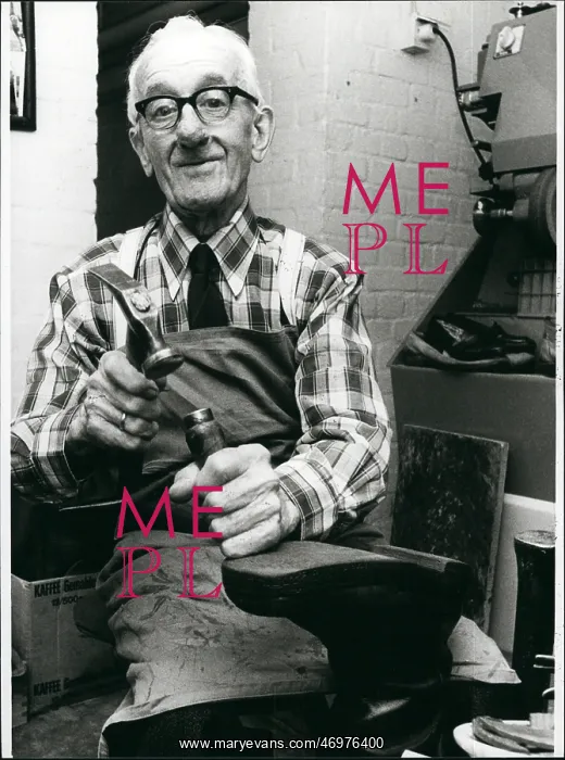 : Julius Nokulak of Hamburg, eldest active shoemaker : Julius Nokulak of Hamburg, eldest active shoemaker