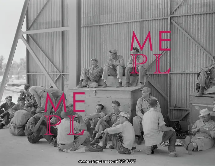  : July 1942 - Boatyard workers taking a break