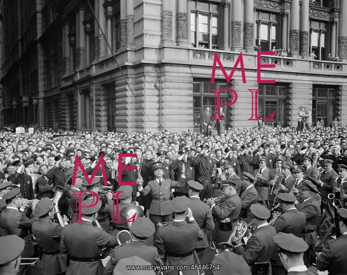 : June 6, 1944 - A crowd on D-day in Madison : June 6, 1944 - A crowd on D-day in Madison