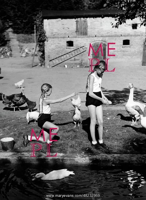 : Jungmaedel in the country, 1938 : Jungmaedel in the country, 1938
