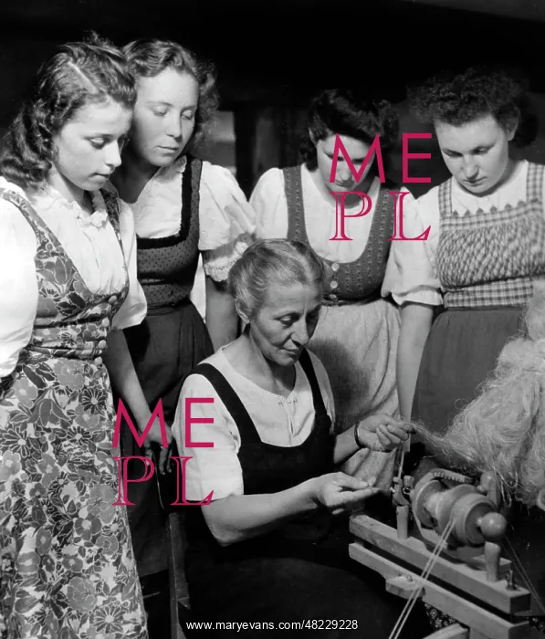 : Jungmaedel learn spinning, 1942 : Jungmaedel learn spinning, 1942