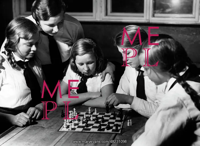 : Jungmaedel playing chess, 1933 : Jungmaedel playing chess, 1933