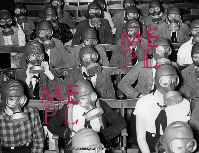 : Jungmaedels learn to put on a gas mask, 1939 : Jungmaedels learn to put on a gas mask, 1939