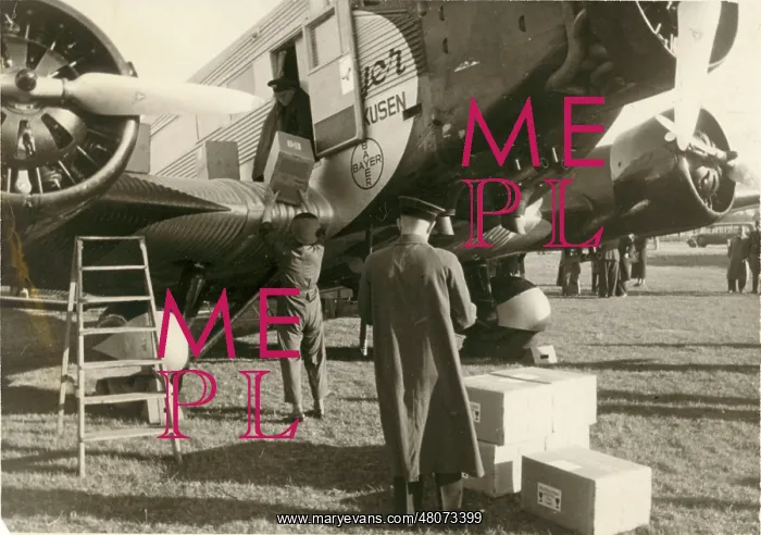 : Junkers Ju52 / 3m being loaded : Junkers Ju52 / 3m being loaded