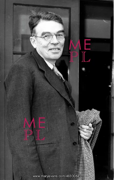 : Justice Patrick Devlin at London Airport : Justice Patrick Devlin at London Airport