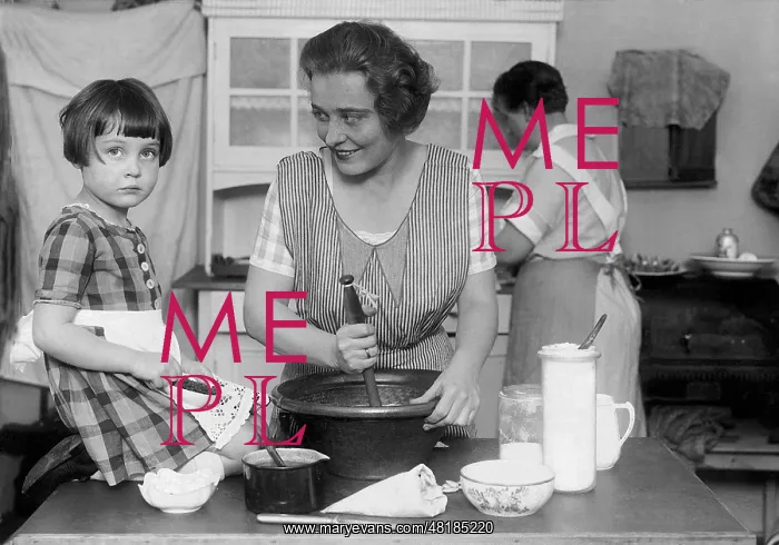 : Kaethe Haack with her daughter, 1928 : Kaethe Haack with her daughter, 1928