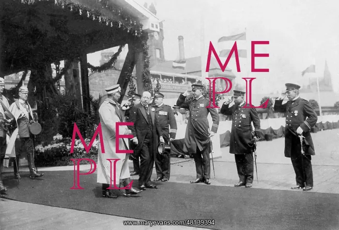: Kaiser Wilhelm II with Albert Ballin at the launch of the B : Kaiser Wilhelm II with Albert Ballin at the launch of the B