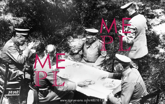 : Kaiser Wilhelm II at lunch in the field, WW1 : Kaiser Wilhelm II at lunch in the field, WW1