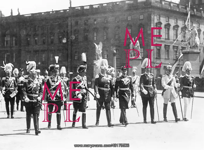 : Kaiser Wilhelm II on the way to reading the proclamation, 19 : Kaiser Wilhelm II on the way to reading the proclamation, 19