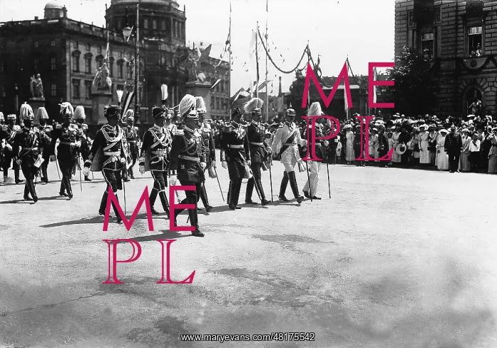 : Kaiser Wilhelm II on the way to reading the proclamation, 19 : Kaiser Wilhelm II on the way to reading the proclamation, 19