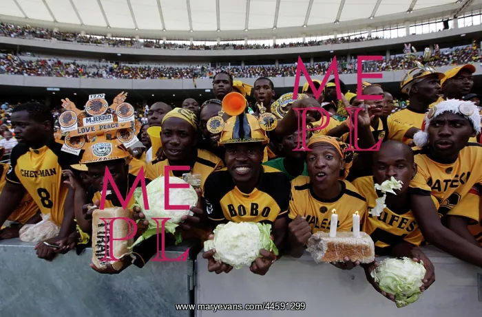 : Kaizer Chiefs soccer fans watch as their side : Kaizer Chiefs soccer fans watch as their side