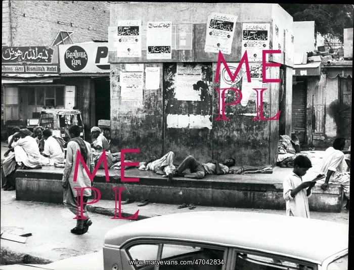 : Karachi - Workers sleeping outside a held in : Karachi - Workers sleeping outside a held in