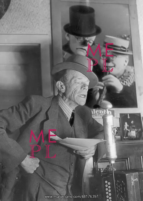 : Karl Valentin on the microphone : Karl Valentin on the microphone