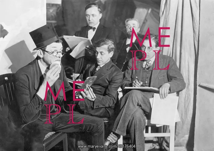 : Karl Valentin is being sketched : Karl Valentin is being sketched