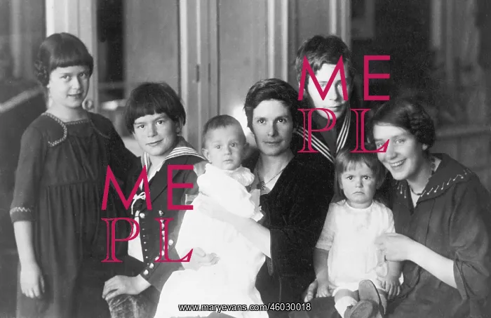 : Katharina Hedwig Mann with her children : Katharina Hedwig Mann with her children