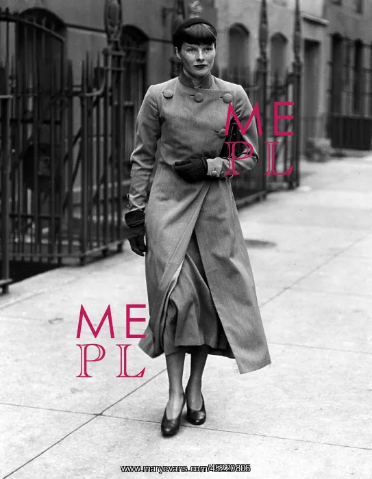 : Katharine Hepburn outside her home in New ? : Katharine Hepburn outside her home in New ?