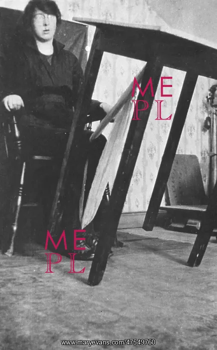 : Kathleen Goligher lifting a table, Belfast : Kathleen Goligher lifting a table, Belfast