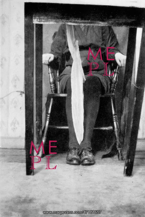 : Kathleen Goligher lifts a table : Kathleen Goligher lifts a table
